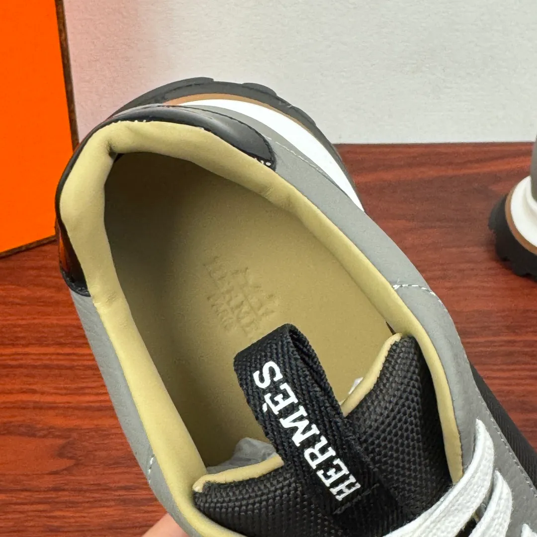 Batch 740 HERMES/Hermès men’s new sports shoes, rhythmic casual shoes: crafted with luxurious materials, luxurious walking experience! The upper is made of top-grade calfskin, with a fine texture like silk caressing the fingertips. The flexible texture is suitable for a variety of scenes; some shoes are integrated with breathable mesh, and the light breathing makes your steps refreshing at all times. The sole is made of high-elastic rubber composite material, and the carefully carved patterns give strong grip, making every step as stable as stepping on the clouds. At the same time, the cushioning and shock-absorbing technology is hidden in it, quietly eliminating the impact of the road. From urban commuting to outdoor walking, Hermès uses luxurious materials and craftsmanship to make every step a double luxury of texture and comfort, showing the brand's ultimate pursuit of details and quality in every inch. Size: 39-40-41-42-43-44 leather shoe size (38.45.46 can be customized) Item number: H25286 leather mesh gray